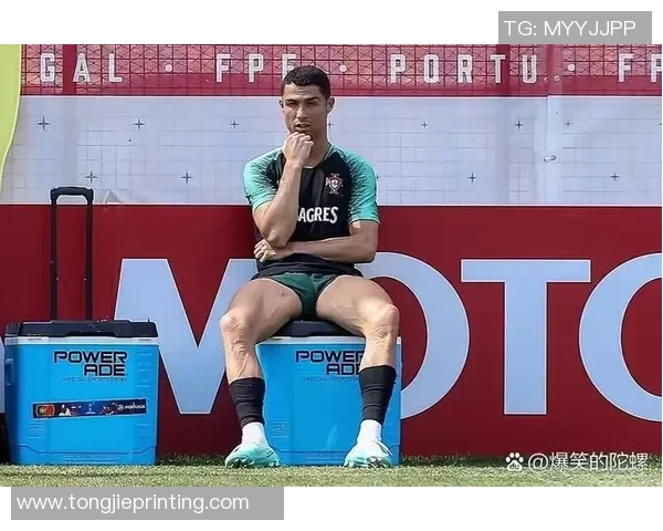 足球巨星儿子继承父亲天赋展现出非凡才华成媒体焦点 足球巨星儿子继承父亲天赋展现出非凡才华成媒体焦点